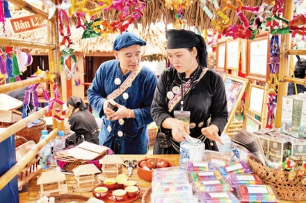 Di cư không chỉ là sự thay đổi sinh kế, văn hóa và chiến lược thích ứng của cộng đồng. Ảnh: NAM ANH