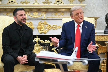 Tổng thống Mỹ D.Trump (bên phải) và người đồng cấp Ukraine Zelensky tại một cuộc gặp ở Nhà Trắng. Ảnh: THE ECONOMIST