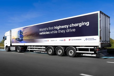 Một chiếc xe thử nghiệm sạc không dây trên tuyến đường A10. Ảnh: ELECTREON