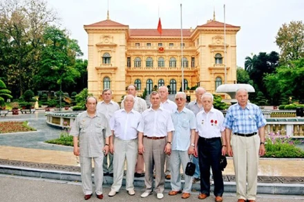 Ông Timofei Yakovlevich Slabunov cùng đoàn cựu chiến binh Nga thăm Việt Nam năm 2011.