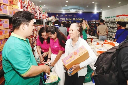 Người dân sắm Tết tại siêu thị mini 0 đồng của Ngày hội “Xuân đoàn kết - Tết nghĩa tình”.