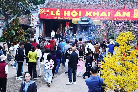 Người dân tấp nập du xuân, dâng lễ tại Đền Trần (phường Nam Định, tỉnh Ninh Bình).