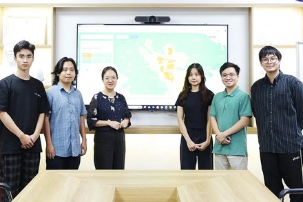 PGS, TS Nguyễn Thị Nhật Thanh (thứ ba, từ trái sang) và các thành viên trong nhóm nghiên cứu "Địa không gian thông minh".