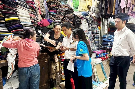 Doanh nghiệp cung cấp giải pháp công nghệ phối hợp với Thuế Hải Phòng trực tiếp xuống chợ hỗ trợ tiểu thương. Ảnh KỲ DUYÊN