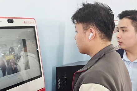 Người dân sử dụng kiosk thông minh và hệ thống xác thực cấp bản sao số tài liệu điện tử. Ảnh: NAM NGUYỄN