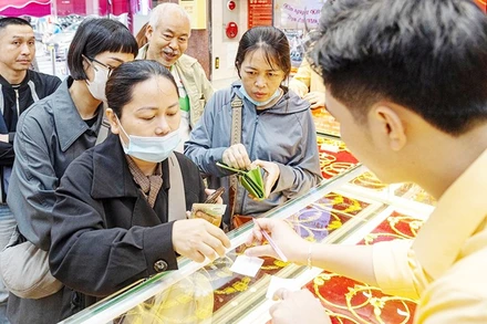 Với biến động giá vàng hiện nay, đề xuất đánh thuế giao dịch vàng liên tục được đưa ra. Ảnh: MINH ĐỨC