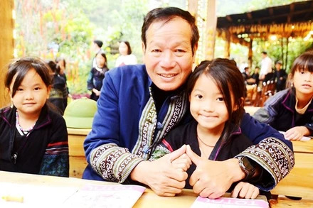 "Bố" Kiên và bé Di tại lớp học ở Cát Cát.