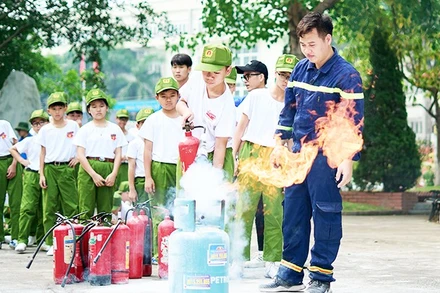 Mạnh dạn thực hành sử dụng bình chữa cháy.
