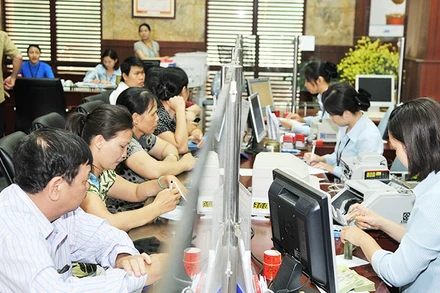 Tiền gửi tiết kiệm một lần nữa được xem là kênh an toàn, nhất là khi mặt bằng lãi suất huy động đang có xu hướng đi lên. Ảnh: NGUYỆT ANH