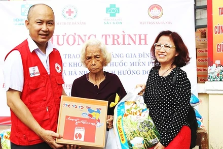 Đại diện Hội Chữ thập đỏ TP Đà Nẵng cấp phát hàng hóa cứu trợ cho người dân gặp thiên tai.