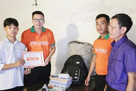 Quỹ đỡ đầu của VNV trợ cấp nuôi dưỡng hàng tháng cho hàng trăm trẻ em khó khăn trên toàn quốc.