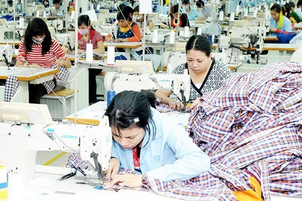 Dây chuyền may xuất khẩu của Công ty cổ phần May Đức Giang. Ảnh: NAM ANH