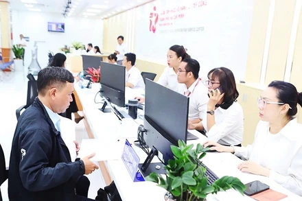 Trung tâm Phục vụ hành chính công Thành phố Hồ Chí Minh là nơi tiếp nhận hồ sơ hành chính tập trung của 16 sở, ngành.