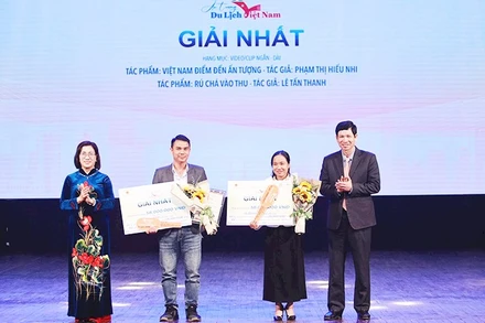 Ban Tổ chức trao Giải nhất cho tác giả Lê Tấn Thanh (thứ 2 từ trái sang) và tác giả khác.