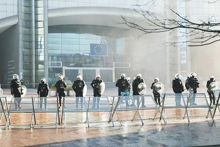 Cảnh sát đứng gác trước văn phòng EP tại Brussels. Ảnh: GETTY IMAGES