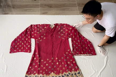 La Quốc Bảo đánh giá hiện trạng chiếc áo cưới hoàng gia triều Nguyễn vừa được sưu tầm từ Hà Lan.