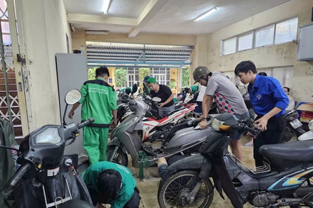 Đã có hàng nghìn chiếc xe ngâm nước được các đội tình nguyện hỗ trợ sửa chữa giúp người dân.