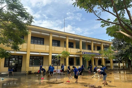 Sau lũ, lực lượng tình nguyện dọn dẹp trường học để sớm đón học sinh trở lại trường.