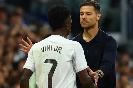 Bằng sự nghiêm khắc nhưng chân thành và tôn trọng, Xabi Alonso (phải) đang kiến tạo Real thành một khối thống nhất.