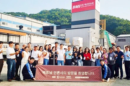 Đoàn công tác tham quan Nhà máy BMI tại Gimhae, Busan.