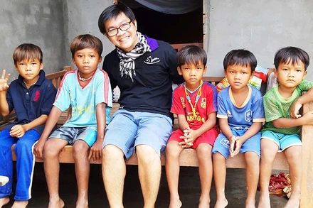 Châu Thành Toàn cùng những em nhỏ có hoàn cảnh khó khăn.