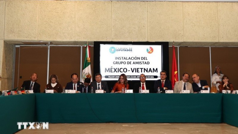 Lễ ký các văn bản liên quan việc thành lập Nhóm nghị sĩ hữu nghị Mexico-Việt Nam. (Ảnh: Phi Hùng/TTXVN)
