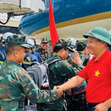 Đại sứ Vũ Trung Mỹ tiễn đoàn công tác cứu hộ, cứu nạn của Việt Nam lên đường về nước. (Ảnh: Đại sứ quán Việt Nam tại Venezuela cung cấp)