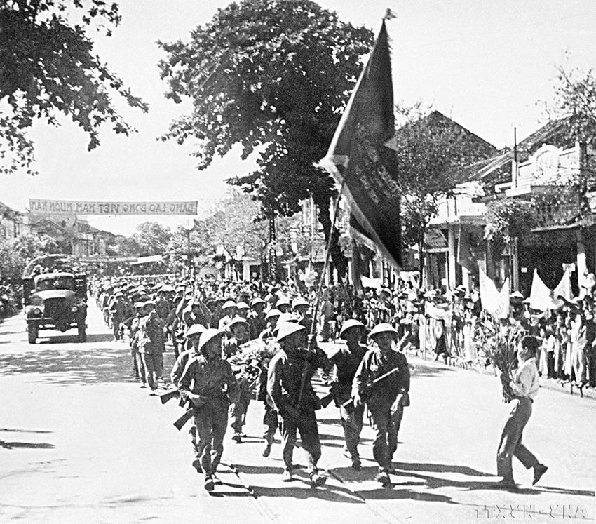 ប្រជាជនបានស្វាគមន៍យ៉ាងកក់ក្តៅចំពោះកងកម្លាំងកងទ័ពប្រជាជនវៀតណាមដែលចូលមកកាន់កាប់ Ha Dong (ថ្ងៃទី 6 ខែតុលា ឆ្នាំ 1954)។ (រូបថត៖ បណ្ណសារ-VNA) vna-potal-71-nam-giai-phong-thu-do-10101954-10102025-moc-son-ruc-ro-cua-nhan-dan-thu-do-8329092.jpg