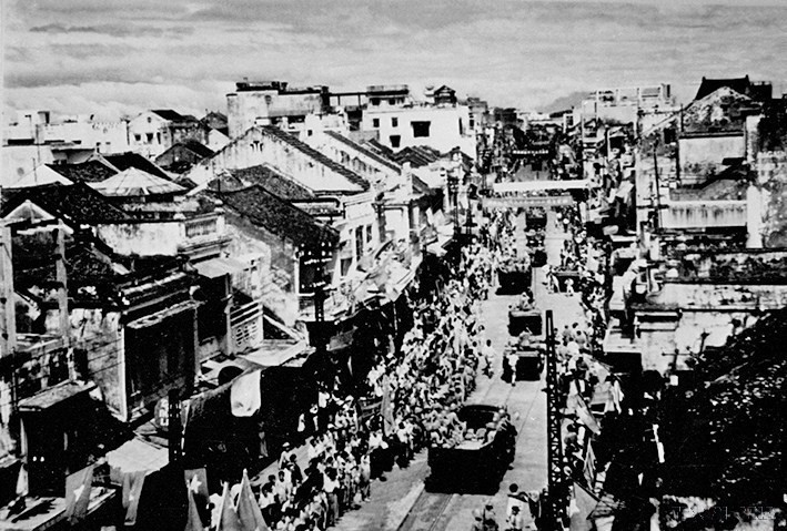 ប្រជាជនទទួលស្វាគមន៍យ៉ាងកក់ក្តៅចំពោះកងកម្លាំងមេកានិចនៃកងទ័ពប្រជាជនវៀតណាមដែលចូលមករដ្ឋធានីនាព្រឹកថ្ងៃទី ១០ ខែតុលា ឆ្នាំ ១៩៥៤។ (រូបថត៖ VNA បណ្ណសារ) vna-potal-71-nam-giai-phong-thu-do-10101954-10102025-moc-son-ruc-ro-cua-nhan-dan-thu-do-153319740-8320155.jpg