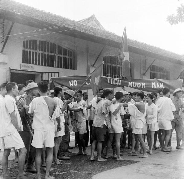 នៅព្រឹកថ្ងៃទី៩ ខែតុលា ឆ្នាំ១៩៥៤ កងទ័ពប្រជាជនវៀតណាមបានចូលទីក្រុងហាណូយតាមផ្លូវជាច្រើនពីជាយក្រុង ដណ្តើមបានស្ថានីយ៍ Hang Co វិមានអភិបាលខេត្តចាស់ តំបន់ស្ថានីយ៍កងទ័ពជើងទឹក តំបន់បឹង Bo វិមានខាងជើង ... ក្នុងរូបថត៖ ភាពរីករាយនៃទាហានបដិវត្តន៍ដែលកងទ័ពបារាំងចាប់បាននៅពន្ធនាគារ Hoa Lo ពេលជួបជាមួយទាហានប្រជាជនវៀតណាម ៥៤ ព. ឯកសារ VNA) vna-potal-71-nam-giai-phong-thu-do-10101954-10102025-moc-son-ruc-ro-cua-nhan-dan-thu-do-8320190.jpg
