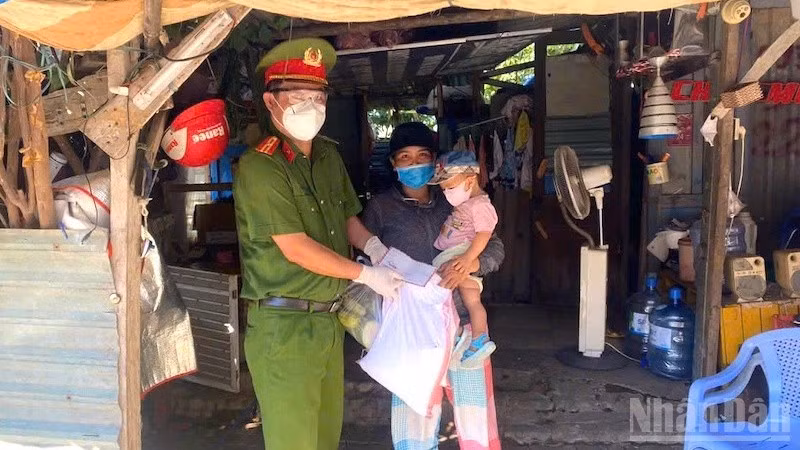 Trung tá Nguyễn Xuân Cường thay mặt lãnh đạo đơn vị đến thăm, tặng quà, động viên các hộ gia đình khó khăn trên địa bàn quận Liên Chiểu. (Ảnh: ĐÌNH TĂNG)