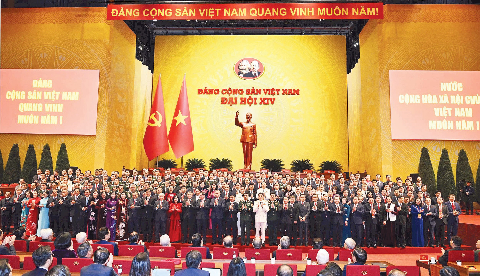 Ban Chấp hành Trung ương Khóa XIV ra mắt Đại hội XIV của Đảng. (Ảnh: TRẦN HẢI)