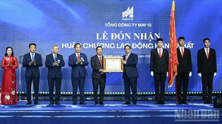 thu-tuong-pham-minh-chinh-trao-huan-chuong-lao-dong-hang-nhat-tang-tong-cong-ty-may-10-anhtran-hai.jpg