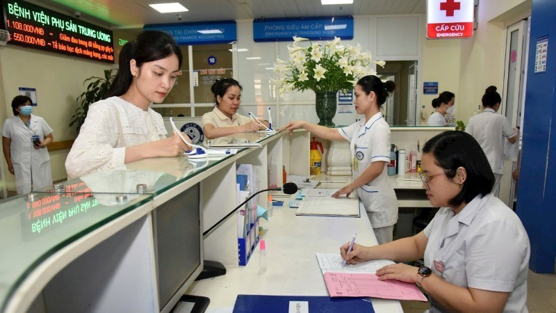 Đón tiếp người dân đến khám chữa bệnh tại Bệnh viện Phụ sản Trung ương. (Ảnh: TRẦN HẢI)