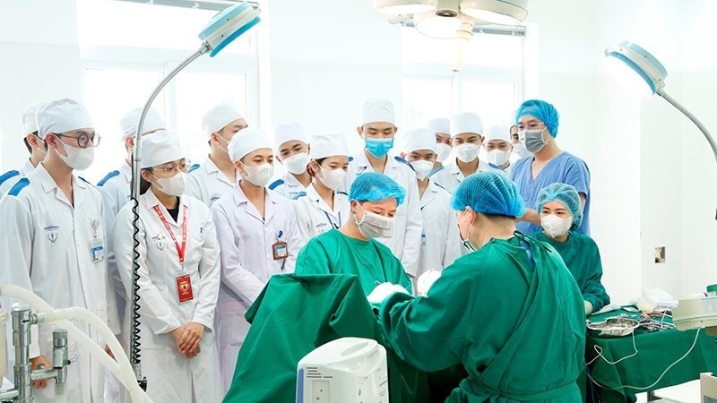 Giảng viên Bộ môn Phẫu thuật thực hành, thực nghiệm (Học viện Quân y) hướng dẫn học viên.