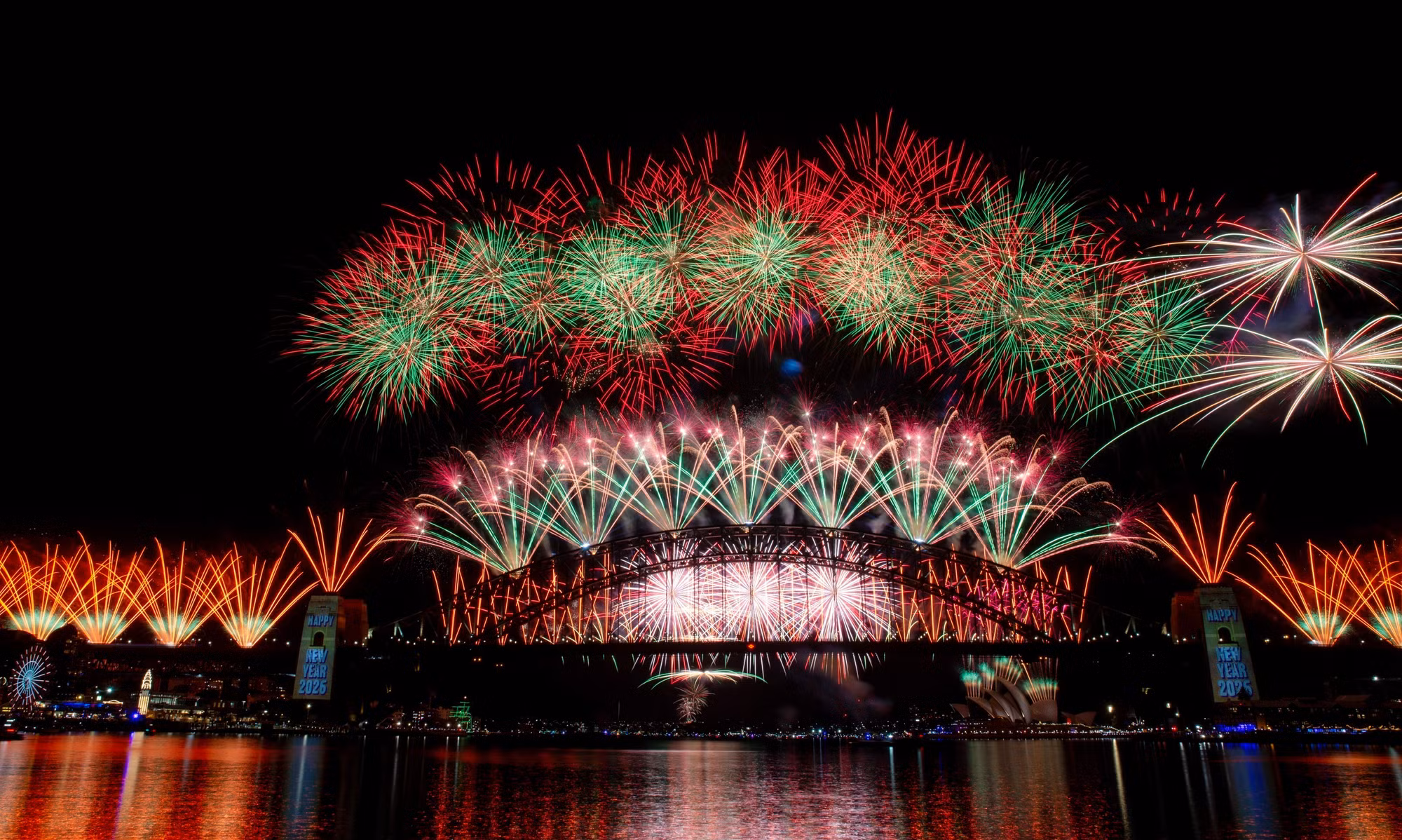 Pháo hoa rực rỡ chào đón năm mới 2026 tại Cầu Cảng Sydney, Australia. (Ảnh: THX/TTXVN)