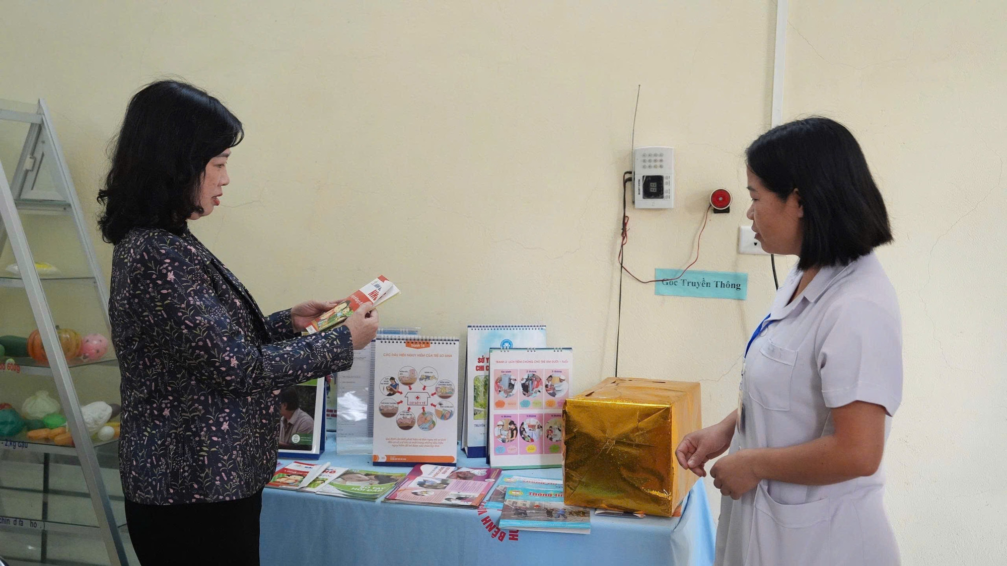 Ủy viên Trung ương Đảng, Bộ trưởng Y tế Đào Hồng Lan kiểm tra công tác truyền thông giáo dục sức khoẻ tại Trạm Y tế xã Sam Mứn - tỉnh Điện Biên.