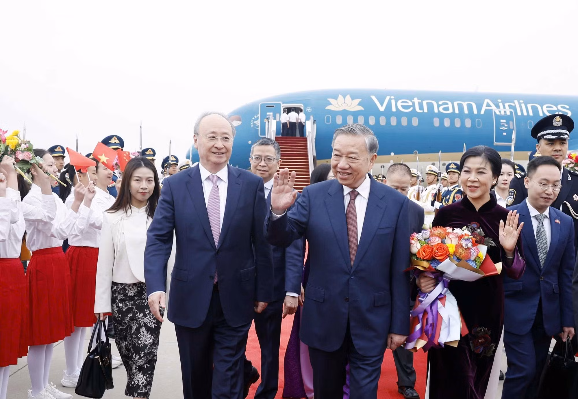 Lễ đón Tổng Bí thư, Chủ tịch nước Tô Lâm và Phu nhân tại Sân bay quốc tế Bắc Kinh. (Ảnh: Thống Nhất - TTXVN)