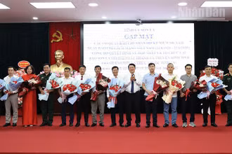 Đồng chí Lò Minh Hùng, Phó Bí thư thường trực Tỉnh ủy Sơn La tặng hoa chúc mừng các cơ quan báo chí Trung ương và địa phương.
