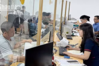 Trung tâm hành chính công thành phố Sơn La tập trung giải quyết thủ tục hành chính cho người dân trước khi vận hành mô hình chính quyền. (Ảnh: LAM GIANG)