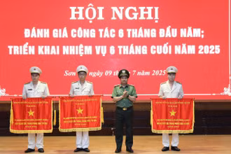Thừa ủy quyền của Thủ tướng Chính phủ, Giám đốc Công an tỉnh Sơn La trao Cờ thi đua Chính phủ cho các tập thể có thành tích xuất sắc.