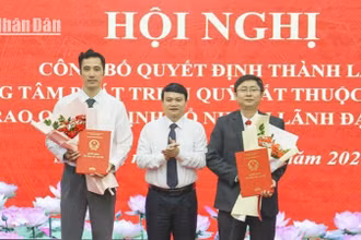 Đồng chí Đặng Ngọc Hậu, Phó Chủ tịch Ủy ban nhân dân tỉnh Sơn La đã trao quyết định về công tác cán bộ.