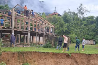 Trước ảnh hưởng do mưa lớn kéo dài, Công an xã Mường Chiên và lực lượng tại chỗ đã hỗ trợ người dân di chuyển tới nơi an toàn.