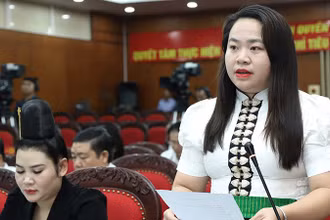 Đại biểu Lường Thị Huyền, Tổ đại biểu số 4 đặt câu hỏi chất vấn đối với đồng chí Phó Chủ tịch Ủy ban nhân dân tỉnh Sơn về việc thực hiện Công điện số 65/CĐ-TTg của Thủ tướng Chính phủ. 