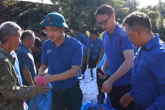 Đồng chí Nguyễn Tường Lâm, Bí thư Ban Chấp hành Trung ương Đoàn trao quà cho nhân dân bản Púng Khương, xã Huổi Một.