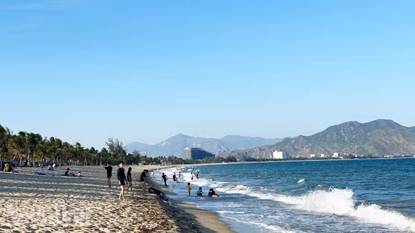 Bãi biển Bình Sơn-Ninh Chử (Khánh Hòa) có hình vòng cung dài hơn 10km ôm trọn sắc xanh đại dương, thu hút đông đảo du khách đến nghỉ dưỡng, trải nghiệm tắm biển quanh năm. (Ảnh NGUYỄN TRUNG)