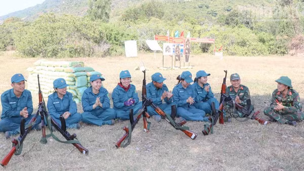 Nghỉ giải lao sau buổi tập luyện trên thao trường. (Ảnh: NGUYỄN TRUNG)