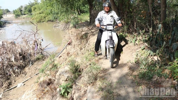 Bờ sông Lu bị sạt lở nhiều, khiến cho việc đi lại của người dân nơi đây rất khó khăn. (Ảnh: NGUYỄN TRUNG)