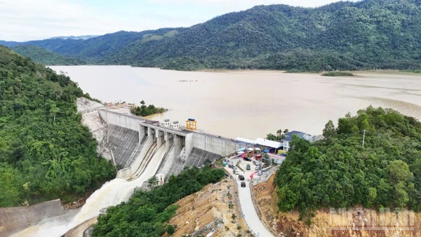 Hồ Sông Chò 1 có dung tích thiết kế hơn 109 triệu m³. Đây là công trình đa mục tiêu, được thiết kế kết nối liên thông với các hồ Suối Dầu và Cam Ranh, hình thành mạng lưới điều tiết nước liên vùng cho toàn bộ khu vực phía nam của tỉnh Khánh Hòa. (Ảnh: NGUYỄN TRUNG)