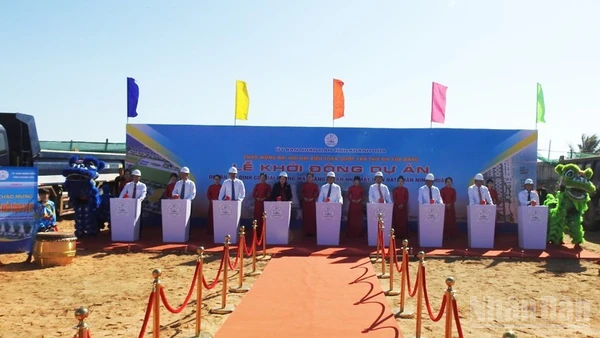 Phó Thủ tướng Chính phủ Bùi Thanh Sơn cùng lãnh đạo tỉnh Khánh Hòa ấn nút khởi động dự án. (Ảnh: NGUYỄN TRUNG)